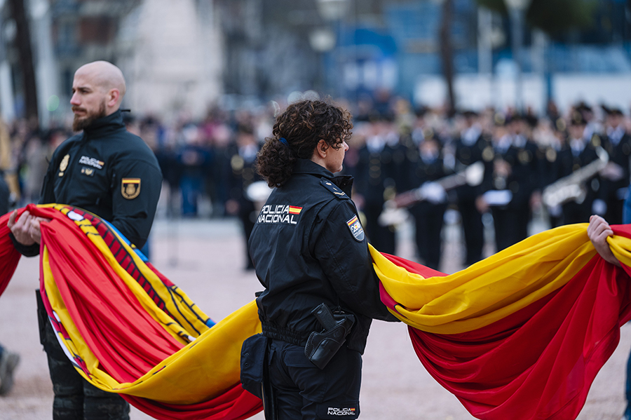 Miembros de la Policía Nacional preparando el izado de la bandera de España.